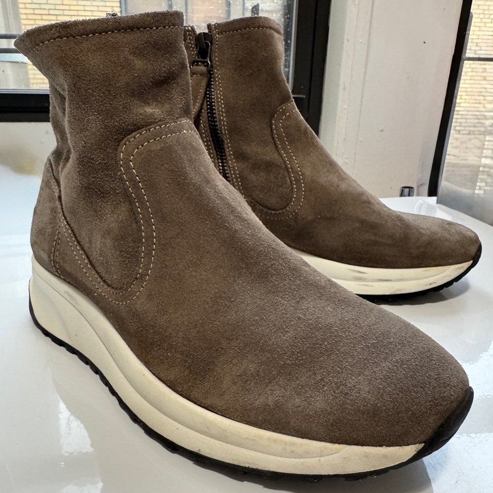 Aquatalia Waterproof Suede Betty Sneaker Boot. Size 7. Great Condition.